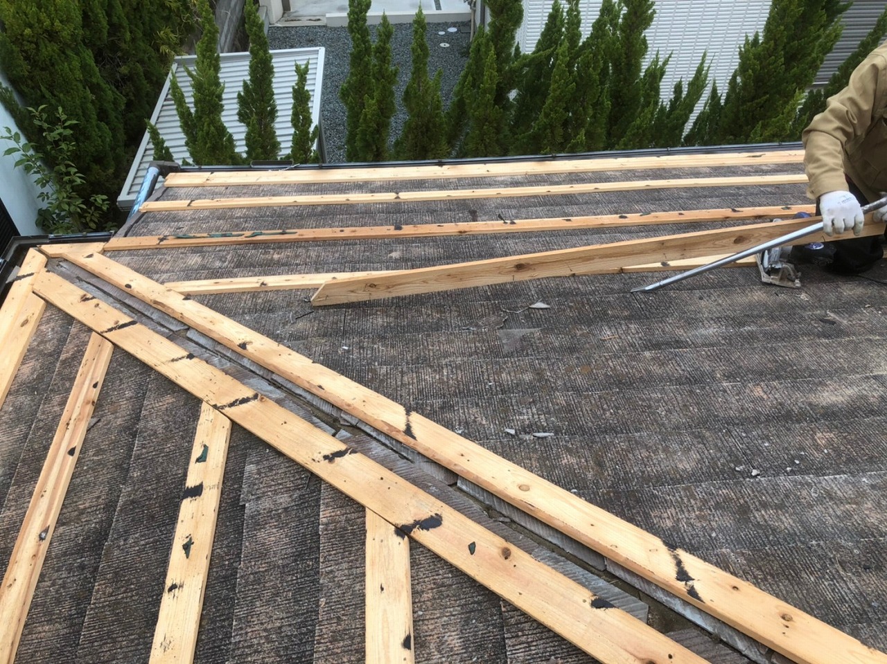 生駒市の葺き替え工事、下屋根の下地材を撤去